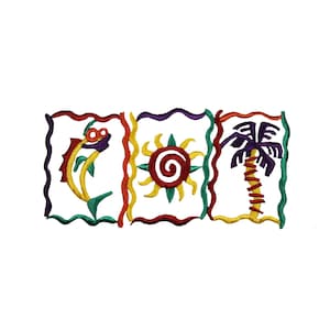 Può includere: Tre quadrati ricamati colorati con un pesce stilizzato, un sole e una palma. I quadrati hanno un bordo ondulato e sono su uno sfondo bianco.