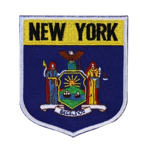 Peut inclure: Un écusson brodé bleu et jaune avec les mots "NEW YORK" et le sceau de l'État de New York. Le sceau représente un bouclier avec un soleil, une rivière et un navire, entouré d'une bordure avec les mots "EXCELSIOR".