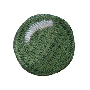 Peut inclure: Patch brodé vert avec un motif de croissant de lune blanc.