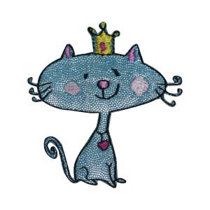 Può includere: Un gatto blu ricamato con una corona gialla e un collare a forma di cuore rosa. Il gatto è seduto con la coda arrotolata intorno alle zampe.