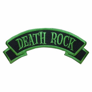 Könnte beinhalten: Grün-schwarzer gestickter Aufnäher mit dem Text "DEATH ROCK" in einem gebogenen Banner-Design.