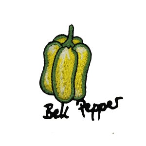 Può includere: Una toppa ricamata da stirare con un peperone giallo con steli verdi e il testo "Bell Peppers".