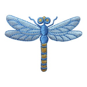 Peut inclure: Une libellule brodée bleue et dorée avec des ailes détaillées et un corps segmenté.