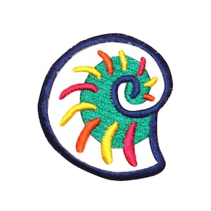 Könnte beinhalten: Gestickter Aufnäher mit einem stilisierten Muscheldesign. Der Aufnäher hat eine türkisfarbene Mitte mit farbenfrohen Akzenten in Rot, Orange und Gelb. Ein dunkelblauer Rand umrandet die Muschelform und erzeugt ein lebendiges Design.