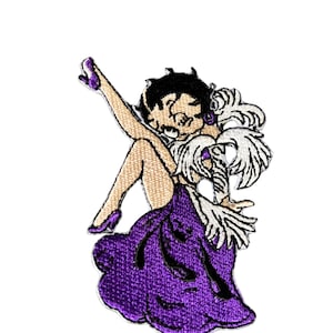 Peut inclure: Écusson brodé représentant un personnage de dessin animé en robe et talons violets. Le personnage a des cheveux noirs et des plumes blanches. Le patch présente une finition détaillée et texturée.