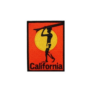 Può includere: Una toppa ricamata rossa e gialla con la silhouette di una persona che porta una tavola da surf. Il testo "California" è sotto la silhouette.