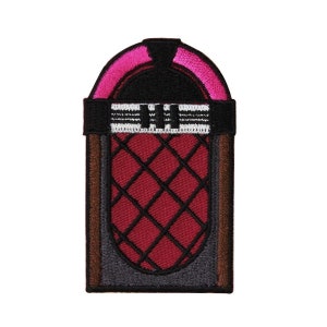 Peut inclure: Un patch brodé représentant un juke-box vintage, avec des couleurs rouge, noir et gris, et un dessus rose.