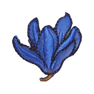 Peut inclure: Une applique de fleur brodée bleue avec une tige brune. La fleur a une texture délicate et en dentelle.