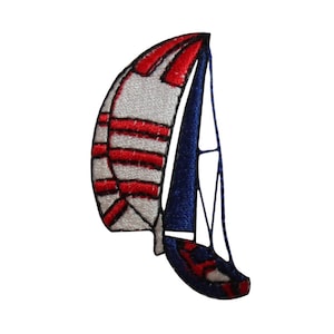 Peut inclure: Voilier à rayures rouges et blanches avec une voile bleue. Le voilier est incliné sur le côté, comme s'il naviguait au vent.