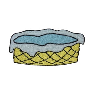 Può includere: Una toppa ricamata di un cono gelato che si scioglie con un vortice blu in cima. Il cono è giallo e il gelato è bianco.