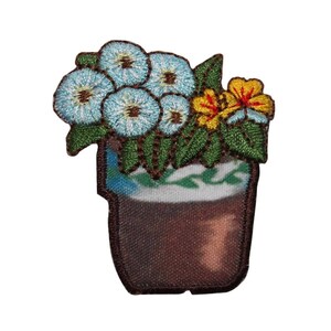 Könnte beinhalten: Gestickter Aufnäher mit einem braunen Blumentopf mit blauen und gelben Blumen. Der Topf hat einen weißen Rand und eine braune Basis.