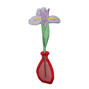 Peut inclure: Un patch brodé thermocollant représentant une fleur d'iris violette dans un vase rouge. La fleur a des accents jaunes et des feuilles vertes.