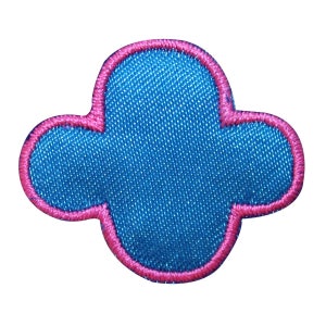 Può includere: Un cerotto di stoffa blu a forma di nuvola con un contorno rosa.