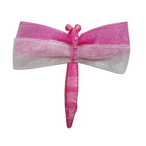 Può includere: Fermaglio per capelli a forma di libellula con nastro rosa e bianco a strati e dettagli perlati.