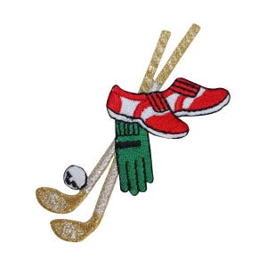 Könnte beinhalten: Ein gestickter Bügelaufkleber mit einem Paar roten Golfschuhen, zwei goldenen Golfschlägern, einem grünen Golfhandschuh und einem weißen Golfball.