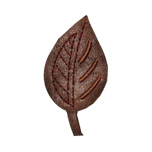 Peut inclure: Une feuille en cuir marron avec un motif cousu en fil orange et rouge.