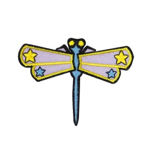 Può includere: Una libellula viola e blu con stelle gialle sulle ali. La libellula è ricamata e ha un contorno nero.