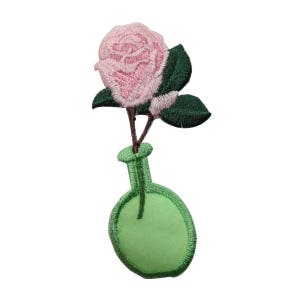Peut inclure: Une rose rose brodée avec des feuilles vertes dans un vase vert brodé.