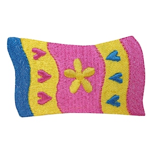 Könnte beinhalten: Ein gestickter Aufnäher in Gelb, Rosa und Blau mit einer Blume und Herzen. Der Aufnäher hat die Form eines gebogenen Rechtecks.