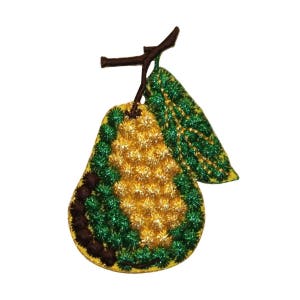 Peut inclure: Patch brodé thermocollant en forme de poire avec une feuille verte. La poire est jaune et verte avec des détails bruns.