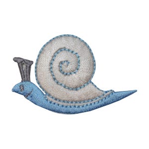 Peut inclure: Un patch brodé en forme d'escargot bleu et blanc. L'escargot a un corps bleu clair et une coquille blanche avec une spirale bleue.