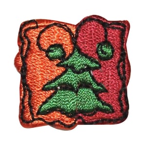 Può includere: Una toppa ricamata rossa e arancione con un albero di Natale verde al centro. L'albero ha un tronco marrone ed è decorato con una palla rossa.