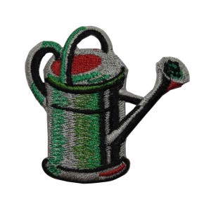 Può includere: Un annaffiatoio argentato con un design verde e rosso. L'annaffiatoio ha un beccuccio e un manico.