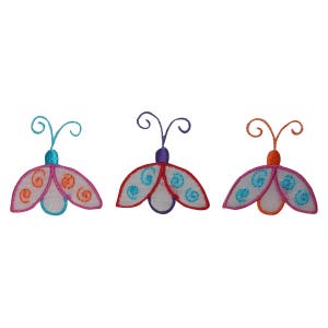 Può includere: Tre toppe ricamate da stirare a forma di lucciole colorate. Ogni lucciola ha un corpo bianco con dettagli blu, arancioni e rosa.