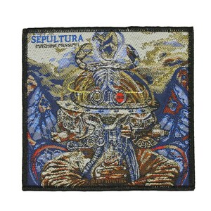 Peut inclure: Un patch tissé avec une bordure noire représentant une image détaillée d'un robot à grosse tête et un œil rouge. Le texte "SEPULTURA MACHINE MESSIAH" est en haut du patch. Le texte "© 2017 SEPULTURA" est en bas du patch.