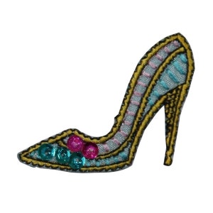 Peut inclure: Une chaussure à talon haut brodée de bleu et de rose avec des finitions dorées et des paillettes turquoise et roses.