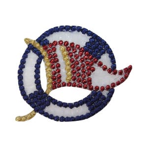 Könnte beinhalten: Ein weißer, blauer, roter und goldener gestickter Patch in Form eines Kreises mit einem geschwungenen Schwanz. Der Patch ist mit kleinen, runden Pailletten verziert.