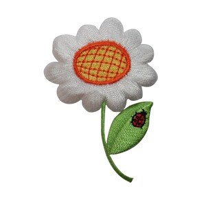 Può includere: Margherita bianca ricamata con un centro arancione e uno stelo verde con una coccinella rossa su una foglia.