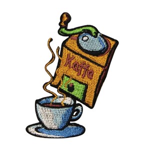 Könnte beinhalten: Gestickter Aufnäher mit einer Kaffeemühle, die Kaffee in eine Tasse und Untertasse gießt. Die Kaffeemühle ist gelb mit grünen und blauen Akzenten, und die Tasse und Untertasse sind blau und weiß. Das Wort "Kaffe" steht auf der Mühle.