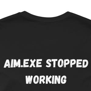 Könnte beinhalten: Schwarzes T-Shirt mit dem weißen Text "AIM.EXE STOPPED WORKING" in einer fetten, serifenlosen Schrift. Der Text ist mittig auf dem Shirt platziert. Das Bild zeigt eine Nahaufnahme des oberen Teils des T-Shirts.