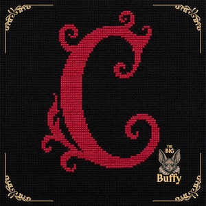 Pode incluir: Um padrão de ponto cruz em tecido preto com uma letra C vermelha grande e ornamentada com floreios decorativos. No canto inferior direito, uma pequena ilustração de um morcego está posicionada acima do texto THE BIG Buffy em letras douradas.