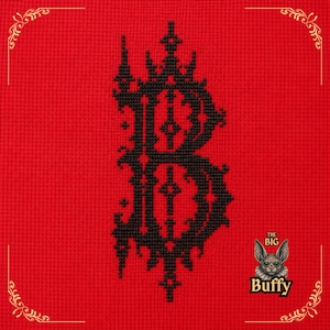 Op de afbeelding: Een rode kruissteekstof met een grote, sierlijke zwarte letter B in gotische stijl. In de rechterbenedenhoek staat een kleine illustratie van een vleermuis met de tekst THE BIG Buffy in zwarte letters onder de vleermuisafbeelding.