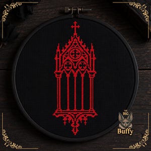 Può includere: Un telaio da ricamo nero contenente un disegno a punto croce di una finestra gotica rossa con archi a sesto acuto e una croce in cima. Il motivo è centrato su uno sfondo in tessuto nero e presenta intricati schemi geometrici.