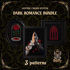 Op de afbeelding: Een gotisch kruissteek Dark Romance pakket met drie patronen. Eén toont een rode roos onder een glazen stolp, een andere twee elkaar rakende handen, één menselijk en één bepantserd, en de derde een rood gotisch raam met een vleermuis.
