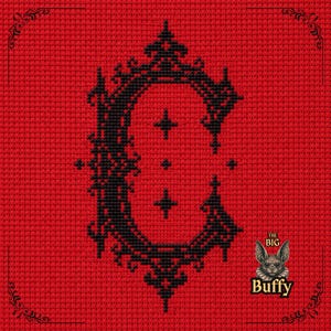 Op de afbeelding: Een kruissteekpatroon op rode stof met een grote, sierlijke zwarte letter C met decoratieve krullen en kleine steraccenten. In de rechterbenedenhoek staat een kleine illustratie van een vleermuis boven de tekst THE BIG Buffy.