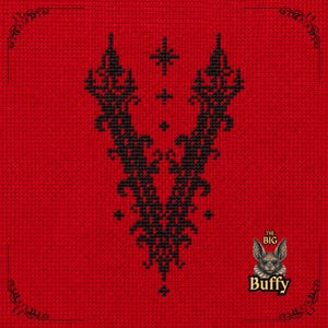 Puede incluir: Una tela de punto de cruz roja con un gran diseño ornamental negro simétrico en forma de V en el centro. La esquina inferior derecha muestra una pequeña ilustración de un murciélago con el texto THE BIG Buffy en letras negras y amarillas.