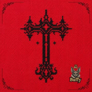 Pode incluir: Um padrão de ponto cruz num fundo de tecido vermelho brilhante com um design de cruz preta grande e intrincado com detalhes ornamentados. No canto inferior direito, há uma pequena ilustração de um morcego com o texto "THE BIG Buffy".