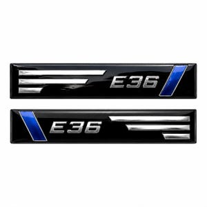 Puede incluir: Dos emblemas rectangulares negros con el texto plateado E36. Cada emblema incluye tres barras horizontales plateadas en un lado y una franja diagonal azul en el lado opuesto. El diseño es elegante con un acabado brillante y detalles metálicos.