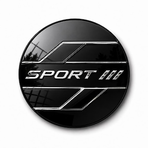 Pode incluir: Um emblema circular preto com acabamento brilhante e a palavra SPORT III em relevo com letras metálicas prateadas. O design inclui linhas horizontais prateadas que emolduram o texto, criando uma superfície reflexiva com acentos geométricos definidos.