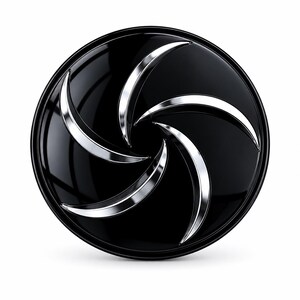 Könnte beinhalten: Ein kreisförmiges Emblem mit glänzend schwarzer Oberfläche und fünf geschwungenen, silberfarbenen Metallklingen, die in einem radialen, wirbelnden Muster angeordnet sind und zur Mitte der Scheibe hin konvergieren, was einen dynamischen Effekt erzeugt.