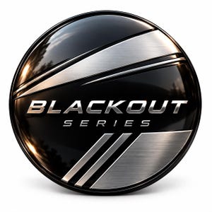 Może przedstawiać: Okrągły emblemat z błyszczącym czarnym wykończeniem, zawierający napis BLACKOUT SERIES srebrnymi metalicznymi literami. Projekt zawiera ukośne akcenty ze szczotkowanego srebrnego metalu na górze i na dole, tworząc elegancki, odblaskowy wygląd.