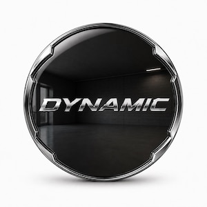 Könnte beinhalten: Ein kreisförmiges Emblem mit einem polierten, verchromten Metallrand und einer glänzend schwarzen Mitte. Das Wort DYNAMIC ist in einer fetten, silberfarbenen Metallschrift in der Mitte eingeprägt und spiegelt einen dunklen Innenraum.