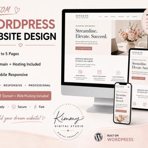 Op de afbeelding: Een digitale mockup van een website-ontwerpservice. De afbeelding toont een computermonitor, tablet en smartphone, elk met een website met een modern ontwerp. Tekst omvat "Custom WordPress Website Design" en "Domain + Hosting Included".