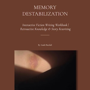Op de afbeelding: Een bruin werkboek getiteld Memory Destabilization: Interactive Fiction Writing Workbook | Retroactive Knowledge & Story Rewriting door Asaki Bendall. De omslag bevat een rechthoekige afbeelding van een blauwe plek en de tekst Read Predict Discover Rewrite.
