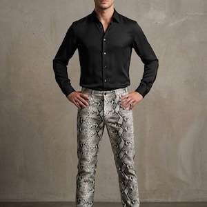 Pantalones de piel de vaca con estampado de pitón y serpiente, hechos a mano, para hombre, de lujo exótico y corte ajustado.