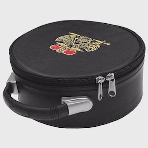 Op de afbeelding: Een zwarte ronde draagtas met een ritssluiting en een zilverkleurig handvat. De bovenkant van de tas is voorzien van een geborduurd gouden embleem van een tweekoppige adelaar met een driehoek met het getal 33 en twee kleine rode accenten.
